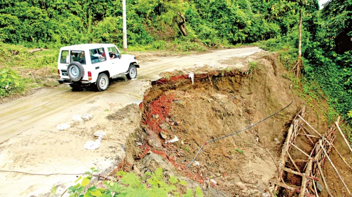 চট্টগ্রাম নগরী : ৩ মাসেও ঠিক হয়নি সড়ক